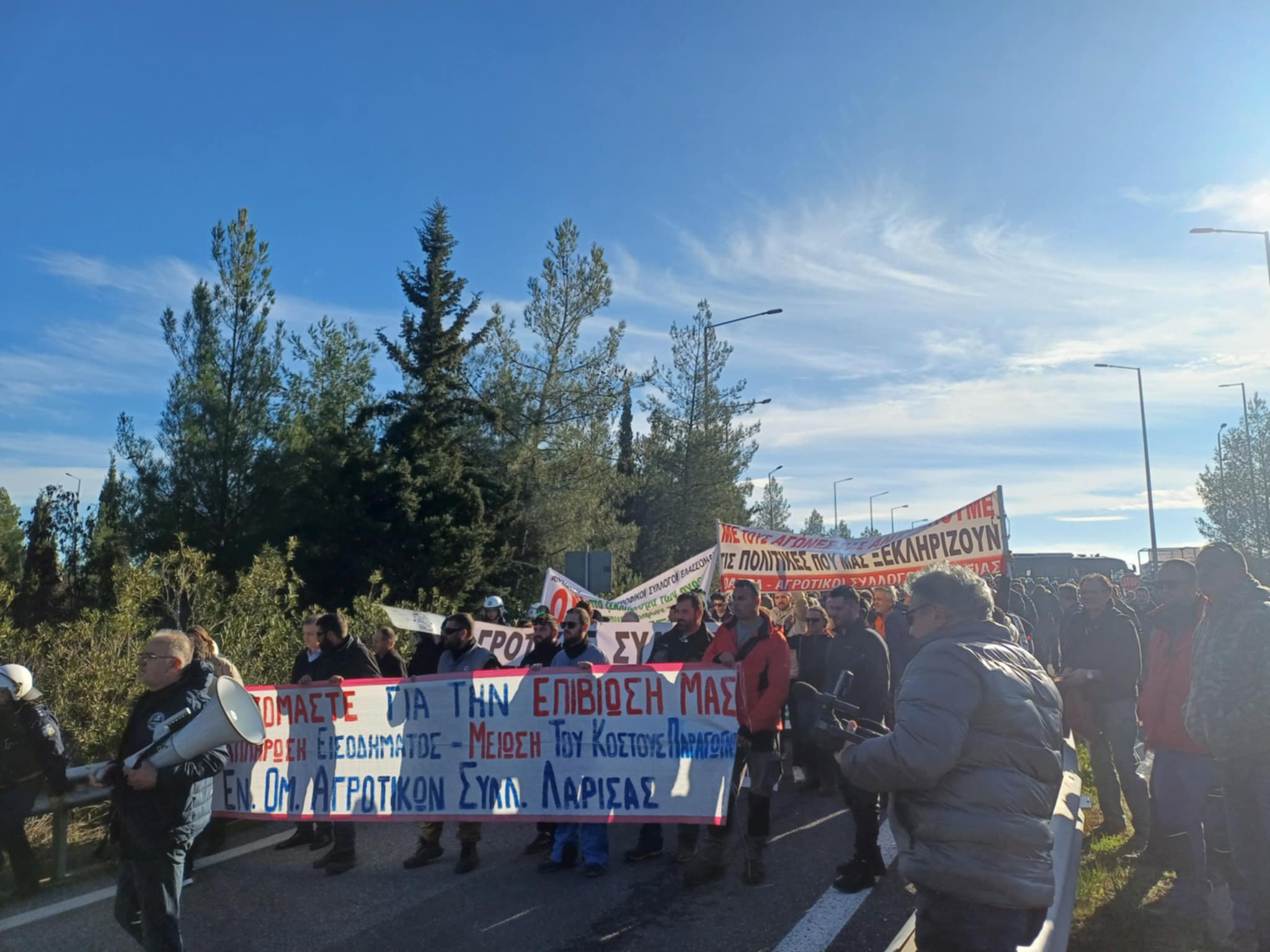 Στήθηκε το μπλόκο των αγροτών της Λάρισας στον κόμβο της Γυρτώνης - Με τα πόδια στην ΠΑΘΕ (ΦΩΤΟ)