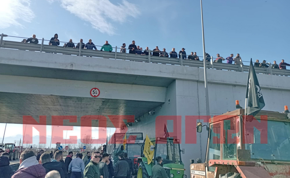 Ρίψη χημικών και χειροβομβίδων κρότου λάμψης από τα ΜΑΤ στο μπλόκο του Ε-65 (φωτο)