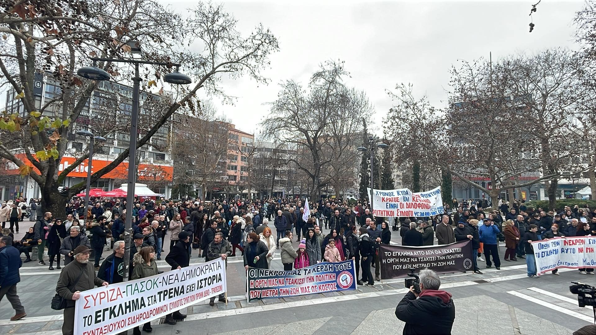 «Δεν έχω οξυγόνο»-Ογκώδης συγκέντρωση στην κεντρική πλατεία Λάρισας για τα θύματα των Τεμπών (ΦΩΤΟ)