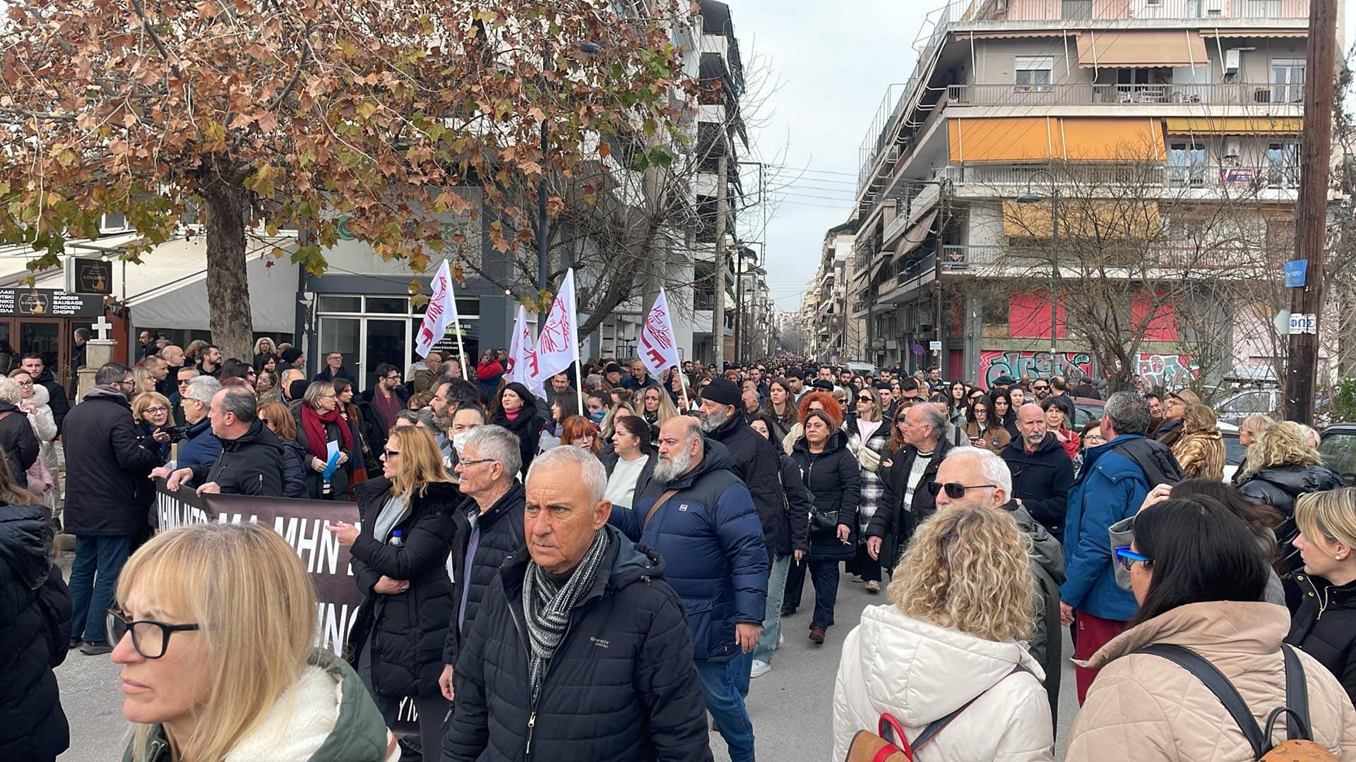 «Δεν έχω οξυγόνο -οχι στη συγκάλυψη» βροντοφ-ώαξαν χιλιάδες διαδηλωτε΄ς στην πορεία προς το σταθμό Λάρισας -ΦΩΤΟ)