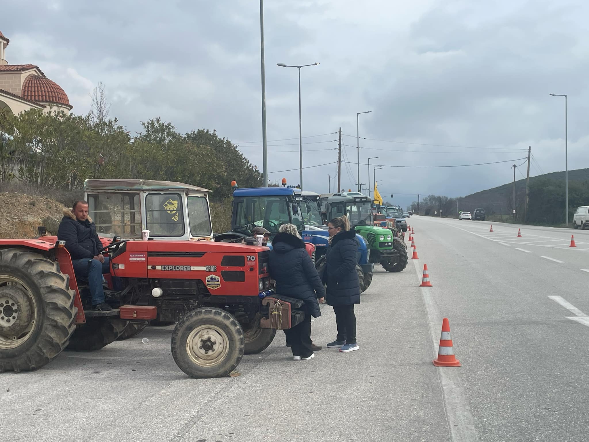 Κινητοποίηση από τους αγρότες της Αγιάς στο Γερακάρι- μοίρασαν μήλα στους οδηγούς (ΦΩΤΟ)