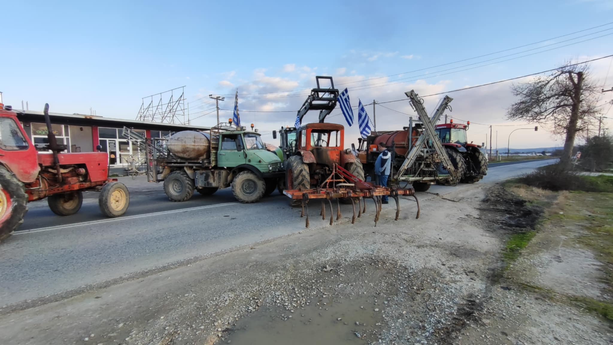 Σκληραίνουν τη στάσηγ τους οι αγρότες της Μαγνησίας- απέκλεισαν το απόγευμα την παλιά Βόλου- Λάρισας στο Ριζόμυλο (ΦΩΤΟ)