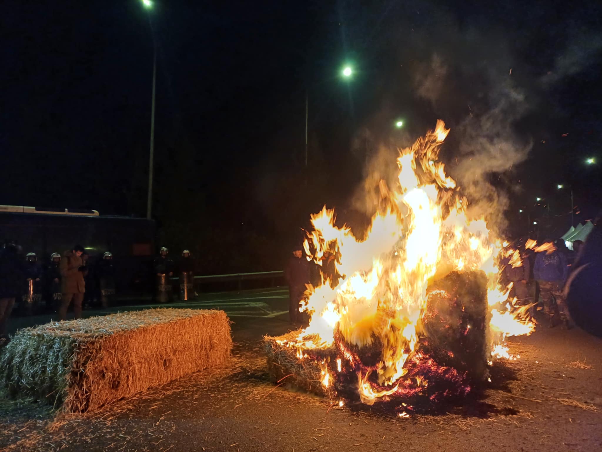 Σκληραίνουν τη στάση τους οι αγρότες στη Γυρτώνη- άναψαν φωτιες σε αχυρόμπαλες (ΦΩΤΟ+video)