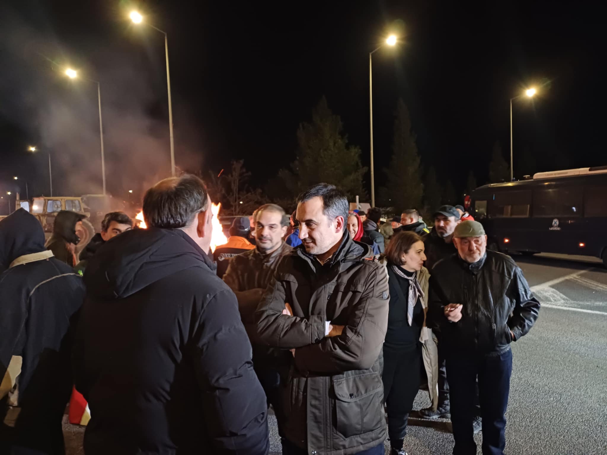 Στο μπλόκο της Γυρτώνης με ...ντεκόρ από φλεγόμενες αχυρόμπαλες ο Αλέξης Χαρίτσης (ΦΩΤΟ+video)