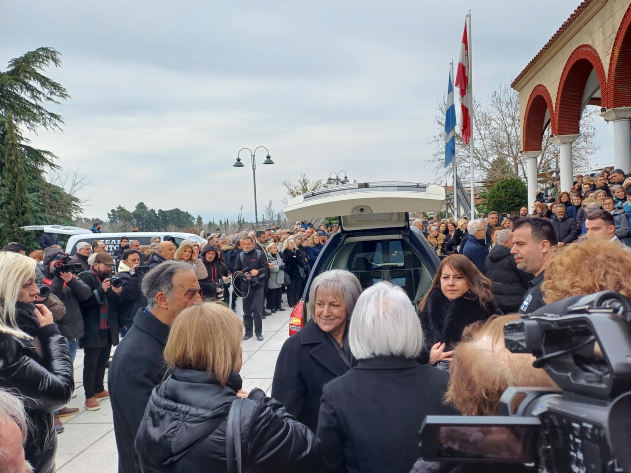 Ρίγος: Πλήθος Λαρισαίοι έψαλλαν το Χριστός Ανέστη στην κδειά του Βασίλη Καλογήρου (ΦΩΤΟ+video)