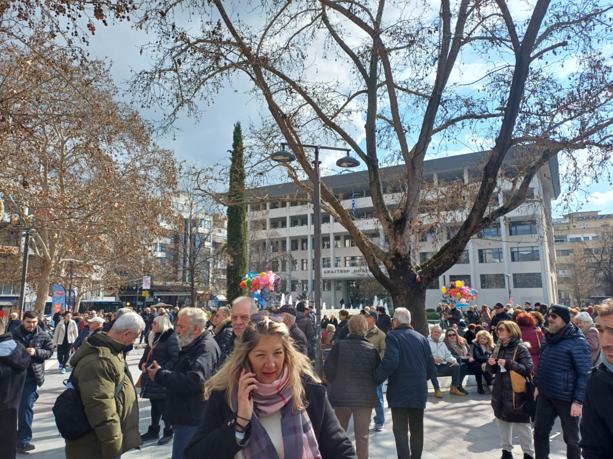 Τσίκνα , χάλκινα και χοροί κυκλωτικοί στην κεντρική πλατεία- άναψε το κέφι )ΦΩΤΟ+video)