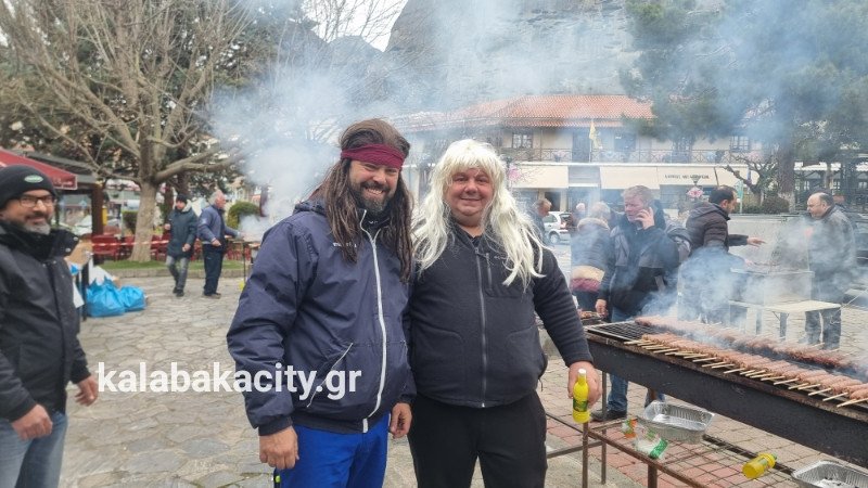 Tσικνοπέμπτη: Η μεγαλύτερη ψησταριά στήθηκε στην Καλαμπάκα -Έψησαν 10.000 σουβλάκια [εικόνες]