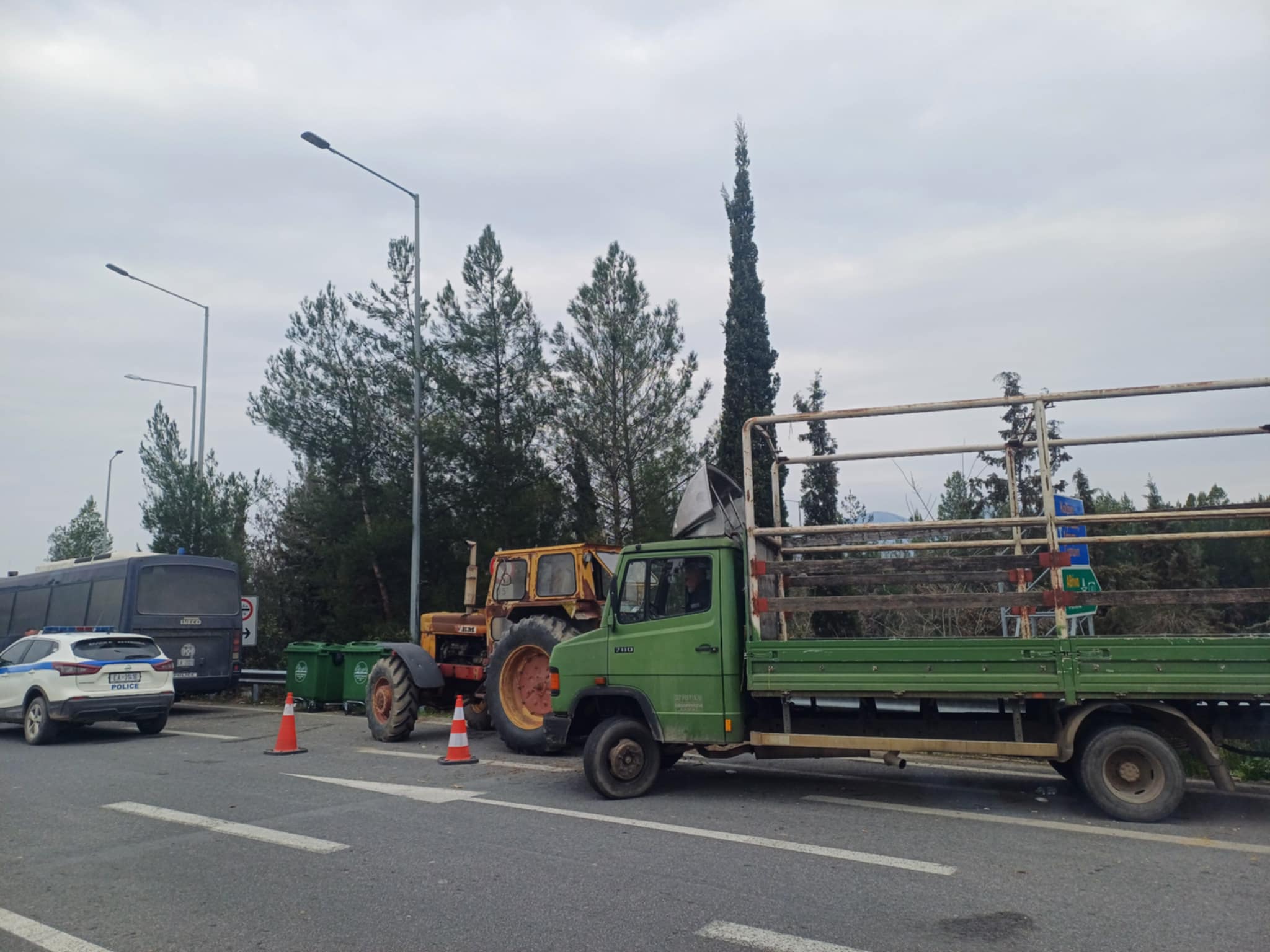 Αποχωρούν από το μπλόκο της Γυρτώνης οι αγρότες και δίνουν ραντεβού την Παρασκευή για τα Τέμπη (ΦΩΤΟ+video)