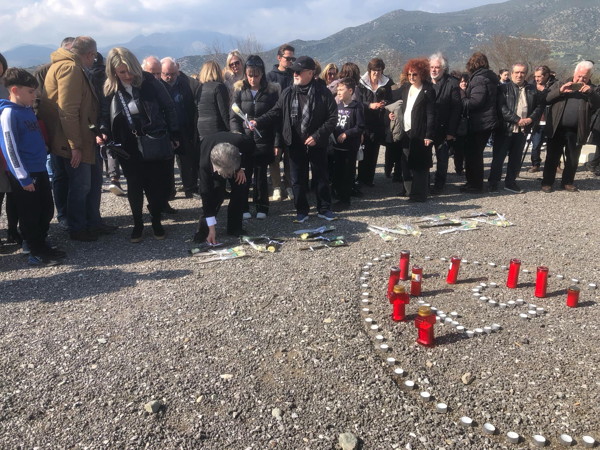 Τρισάγιο για τα θύματα της τραγωδίας των Τεμπών διοργάνωσαν φορείς των Γόννων (ΦΩΤΟ)