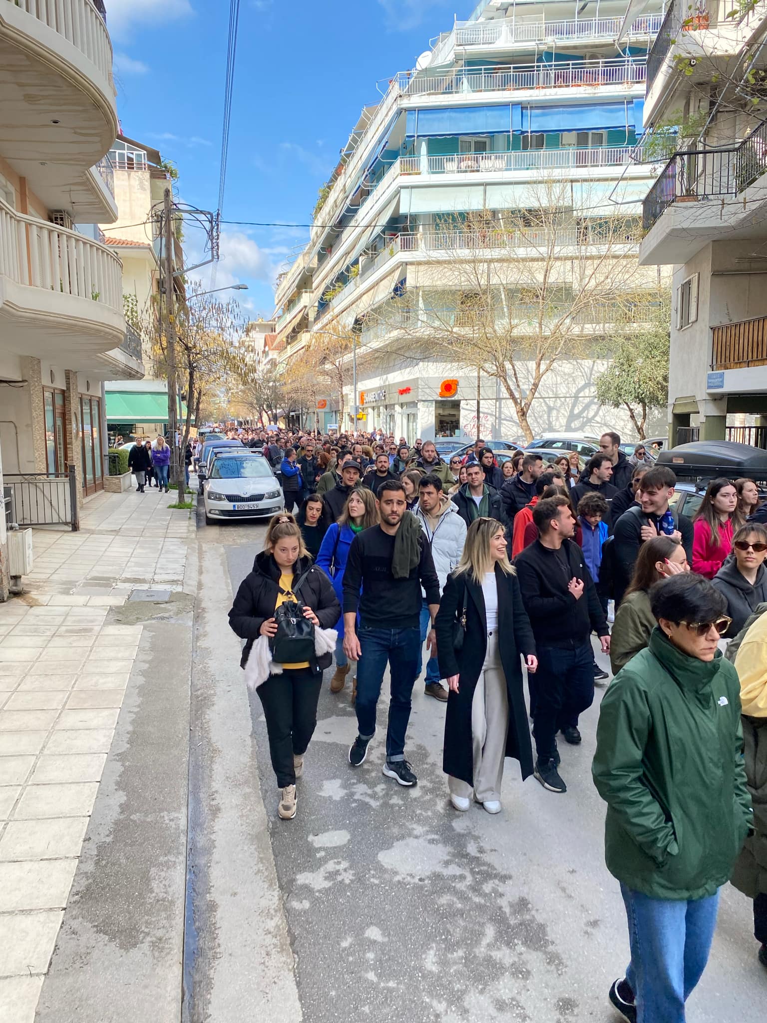 Στον Στα=θμό κατέληξε η μεγαλειώδης πορεία στη Λάρισα- απίστευτος αριθμός διαδηλωτών (ΦΩΤΟ+video)