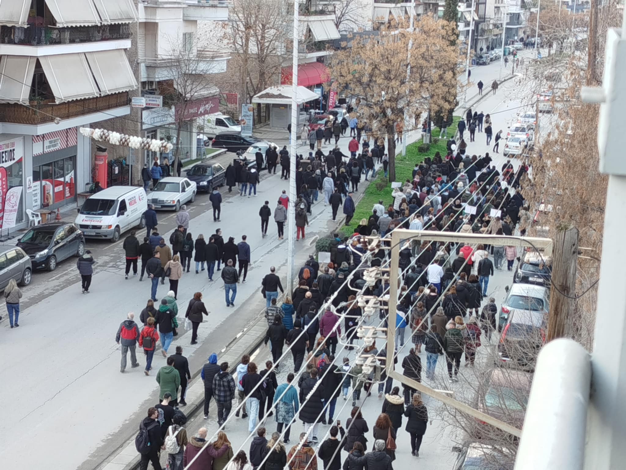 Βούλιαξε η Λάρισα: Ενωμένη ειρηνικά  τίμησε τους νεκρούς και τραυματίες των Τεμπών.-Μοναδικές εικόνες