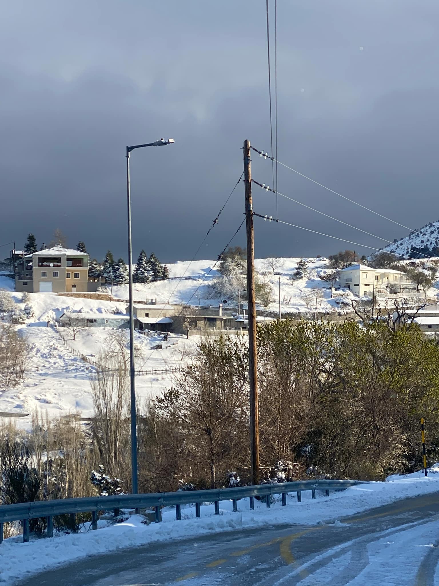 Ο χειμώνας είναι ακόμα εδώ: Μαρτιάτικο χιόνι στα ορεινά της Λάρισας (ΦΩΤΟ)