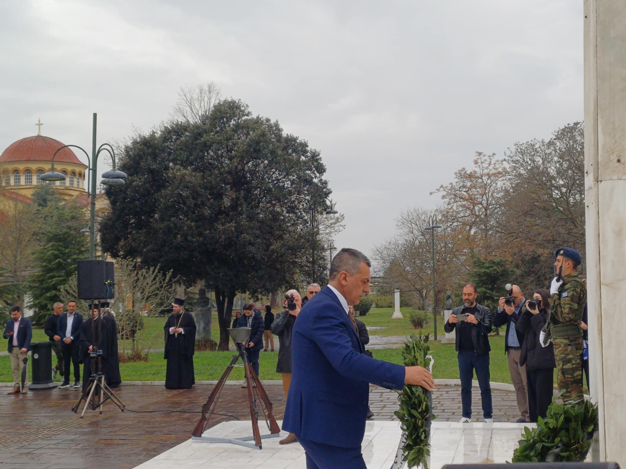 Κατάθεση στεφάνων υπό βροχή στο Ηρώο από τις αρχές και τη Ζωή Κωνσταντοπούλου(ΦΩΤΟ+video)