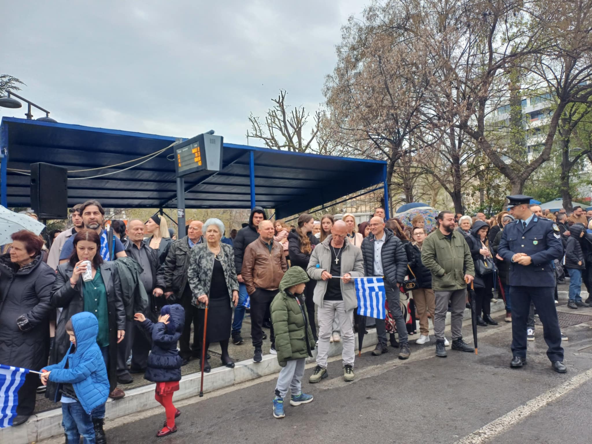 Υπό βροχή πλήθος κόσμου παρακολουθεί την παρέλαση στη Λάρισα (ΦΩΤΟ)