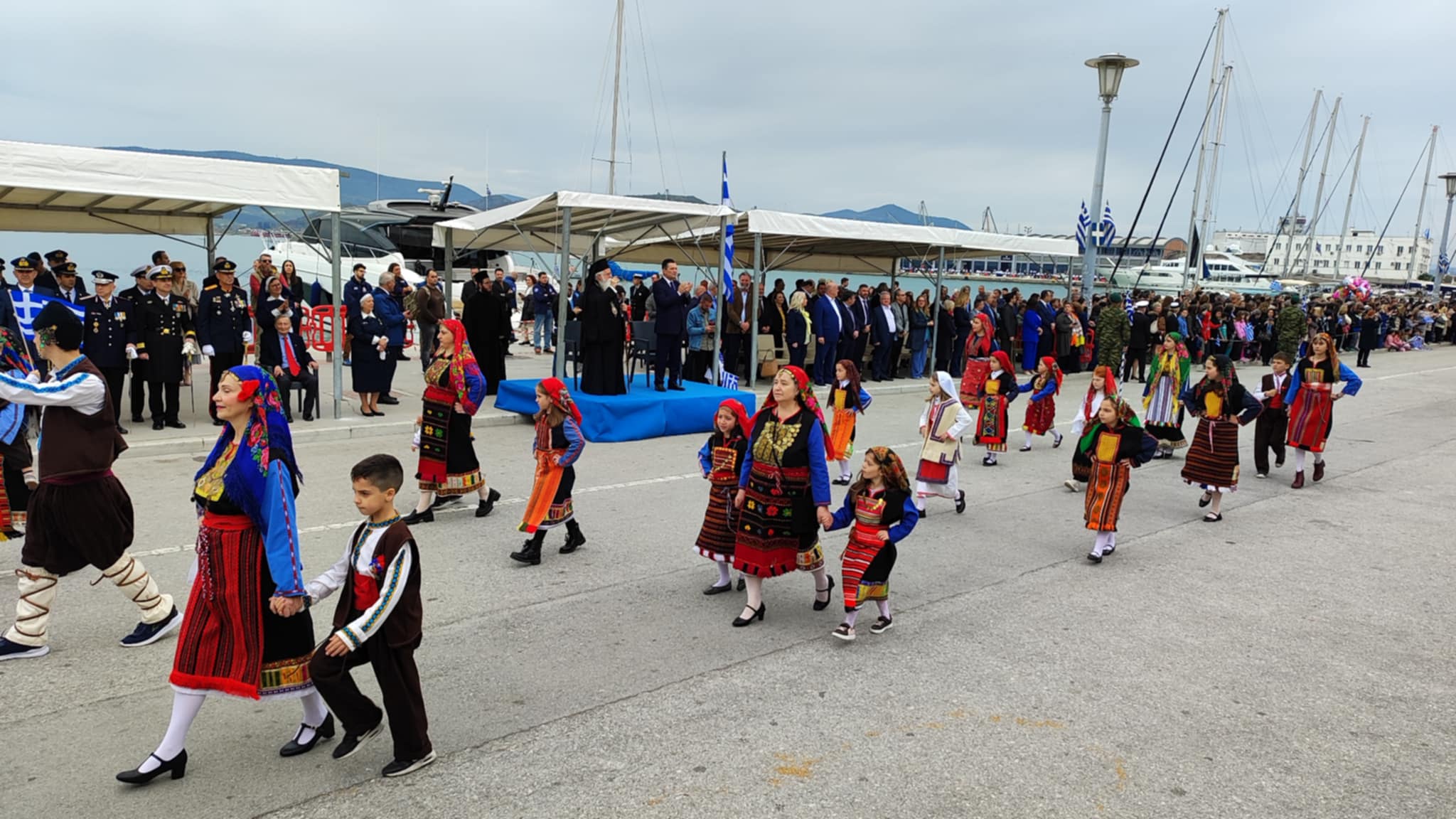 Πλήθος κόσμου στην παραλία του Βόλου για την παρέλαση (ΦΩΤΟ)