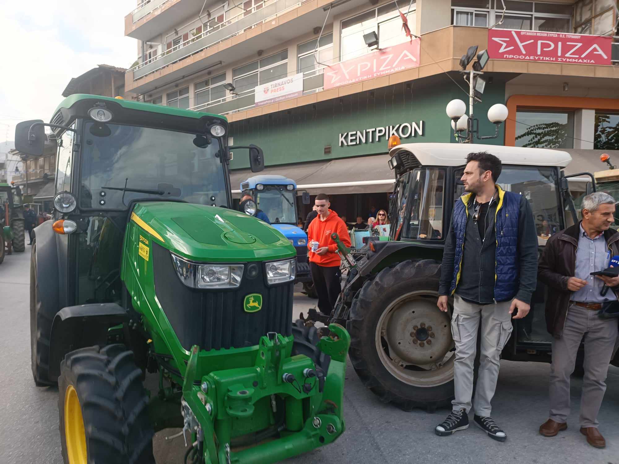 Τα τρακτερ βούλιαξαν την π[λατεία του Τυρνάβου (ΦΩΤΟ)