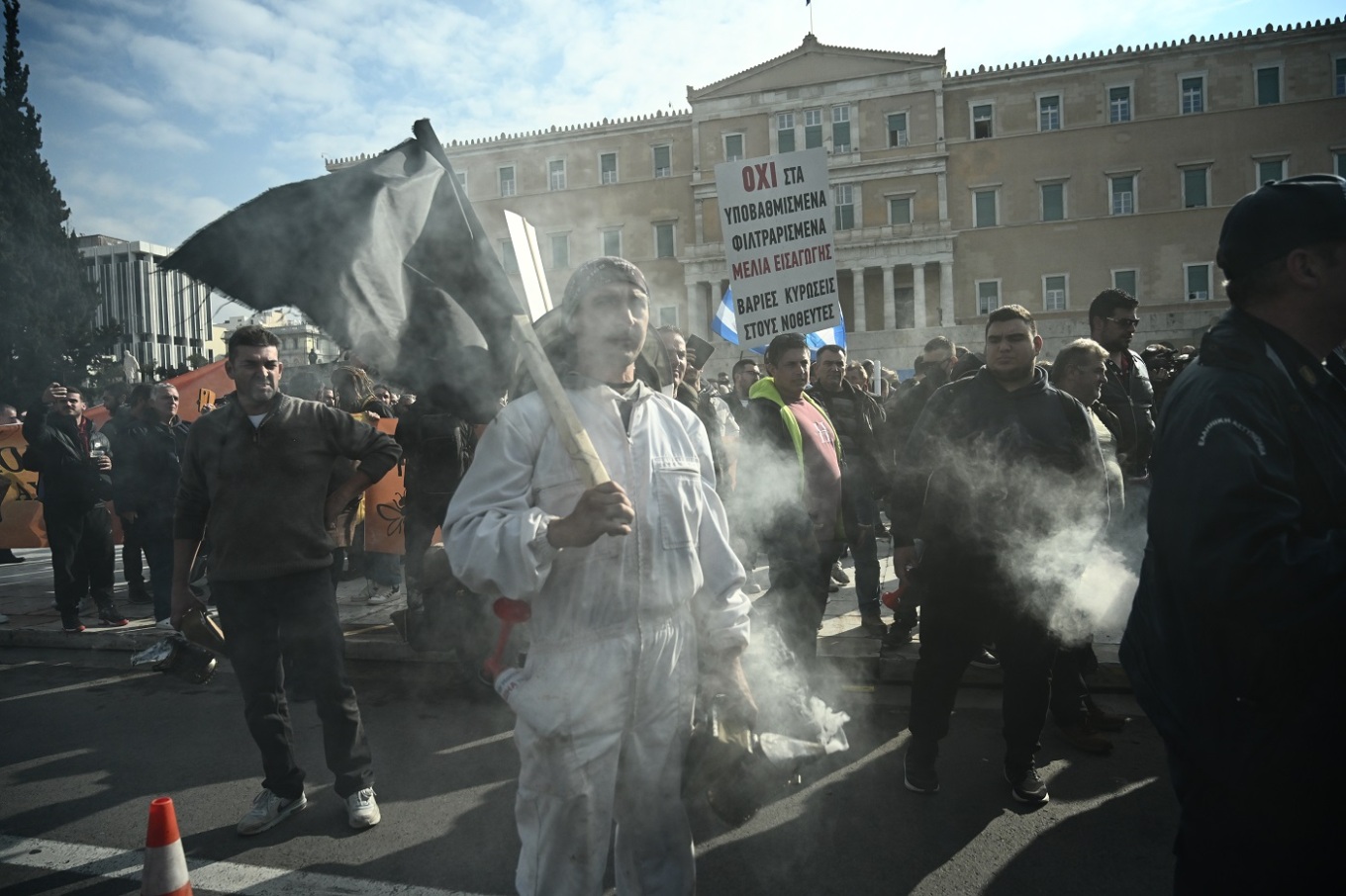 Στο Σύνταγμα μελισσοκόμοι από την Καρδίτσα και όλη τη χώρα με κυψέλες και καπνιστήρια (Φωτο)