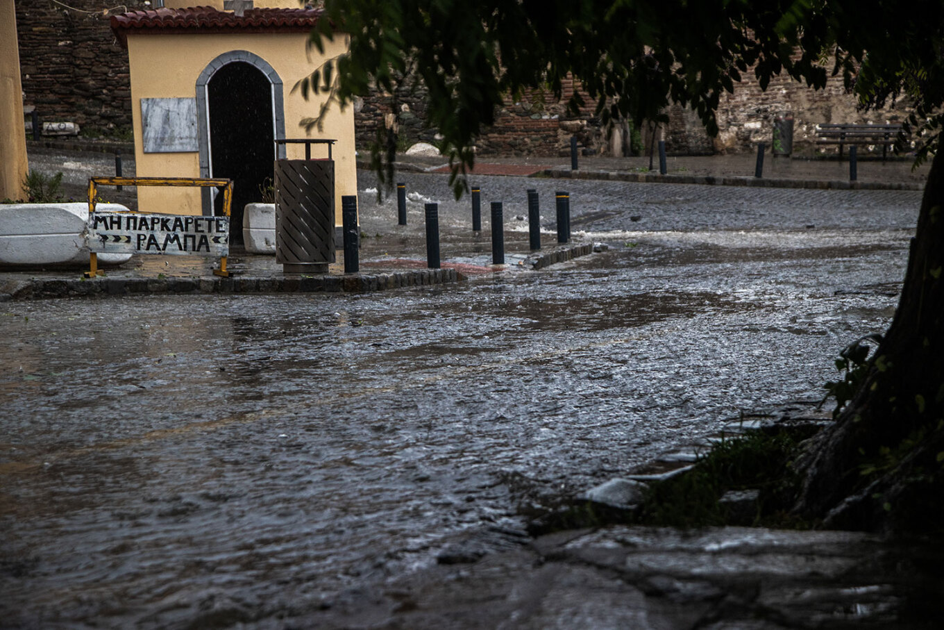 Σφοδρή κακοκαιρία έπληξε τη Θεσσαλονίκη-Χαλαζόπτωση και κεραυνοί στο κέντρο της πόλης