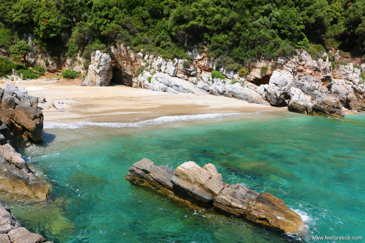 Οι πανέμορφες παραλίες της Μελανής και της Λαμπινούς στο Ανατολικό Πήλιο