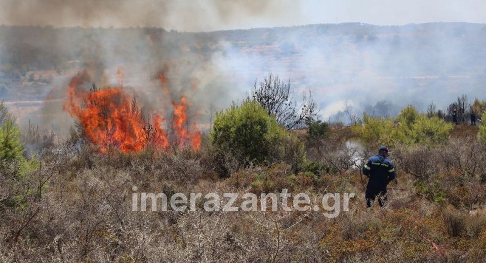 Μαίνεται η φωτιά στην περιοχή Αγαλάς Ζακύνθου -Τραυματίστηκε πυροσβέστης [εικόνες - βίντεο]