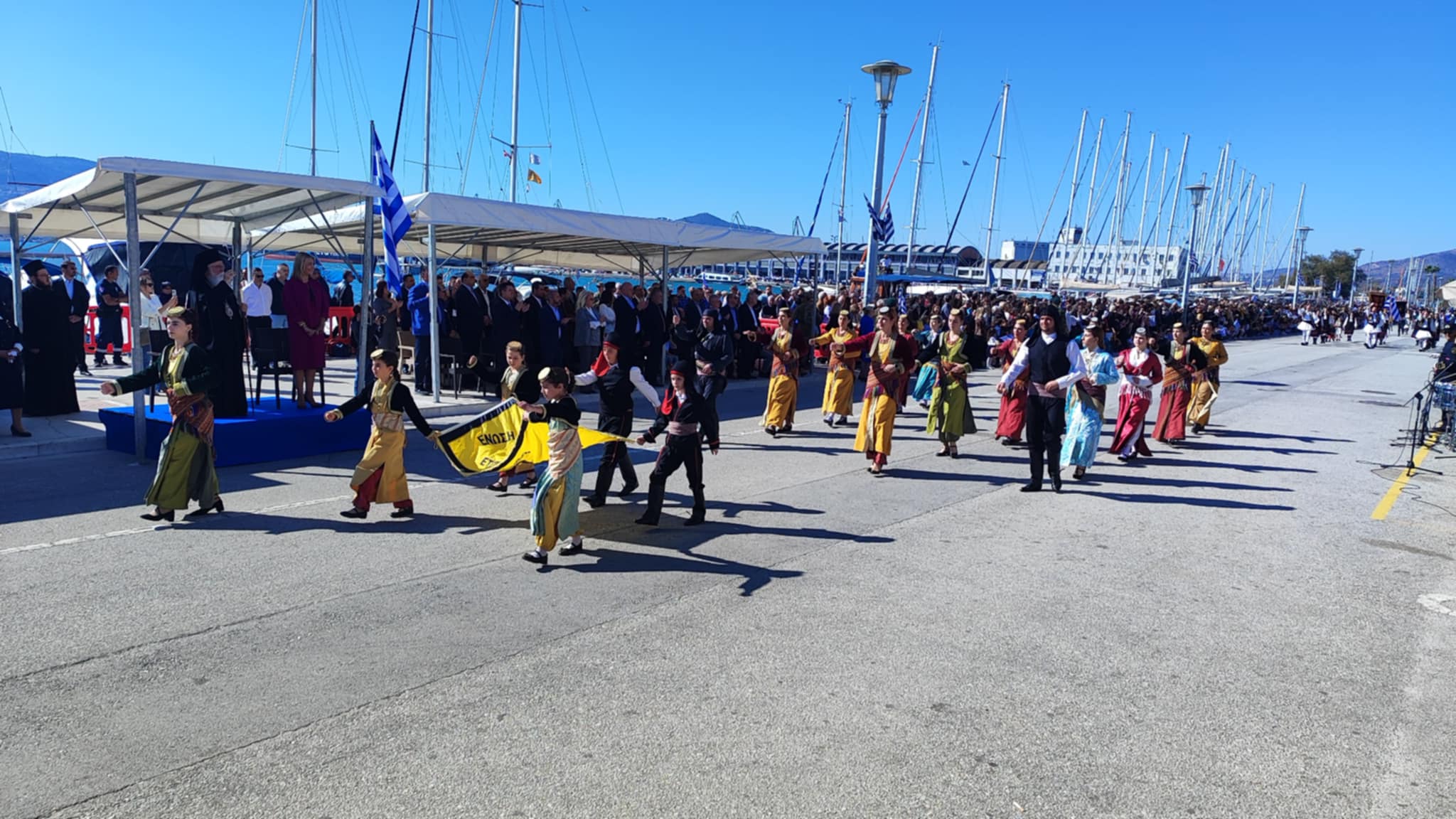 Πλήθος κόσμου στην παρέλαση του Βόλου στην παραλία (ΦΩΤΟ