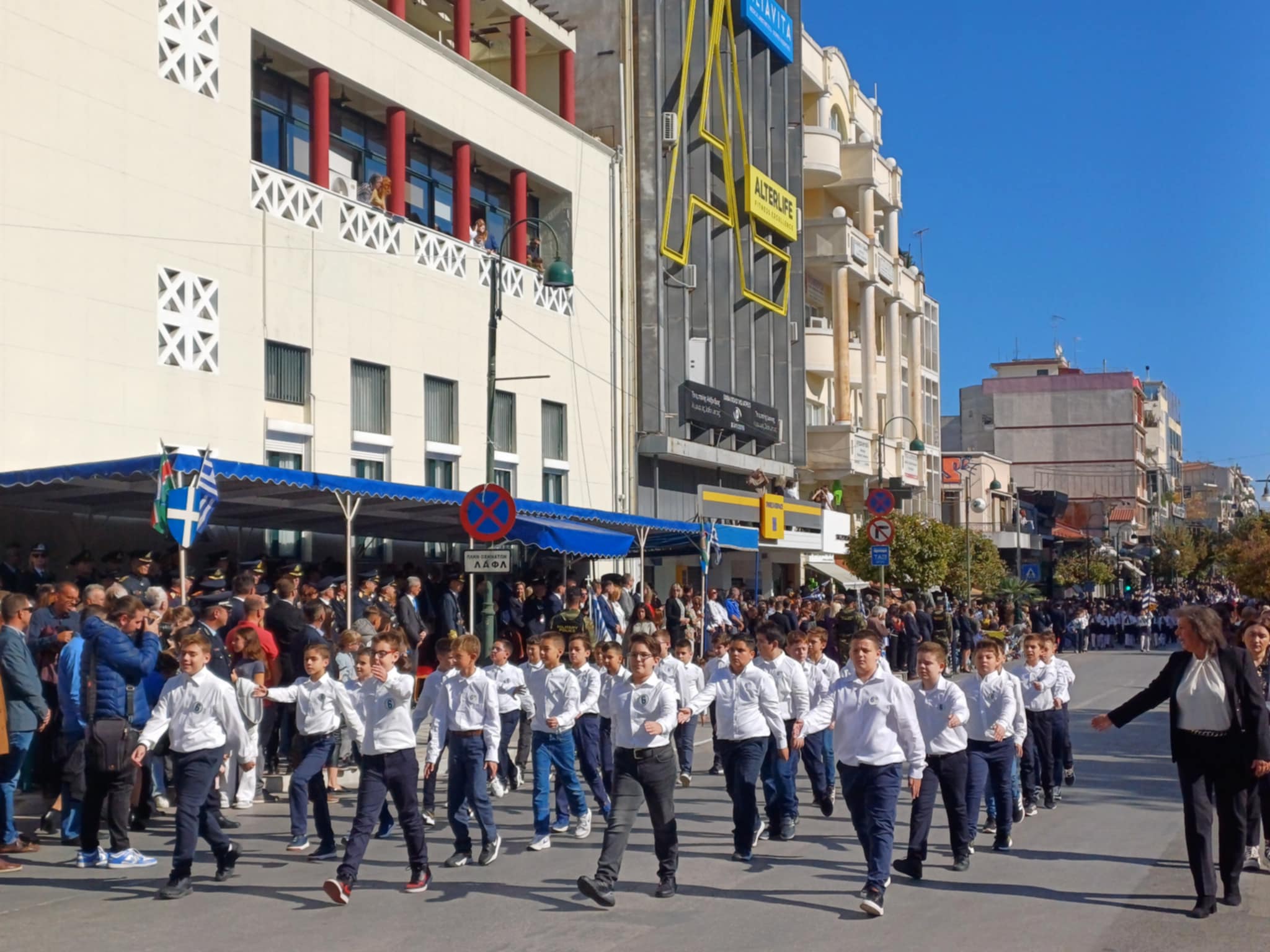 Λεβεντιά και περηφάνια στην παρέλαση των μαθητών της Λάριας (ΦΩΤΟ