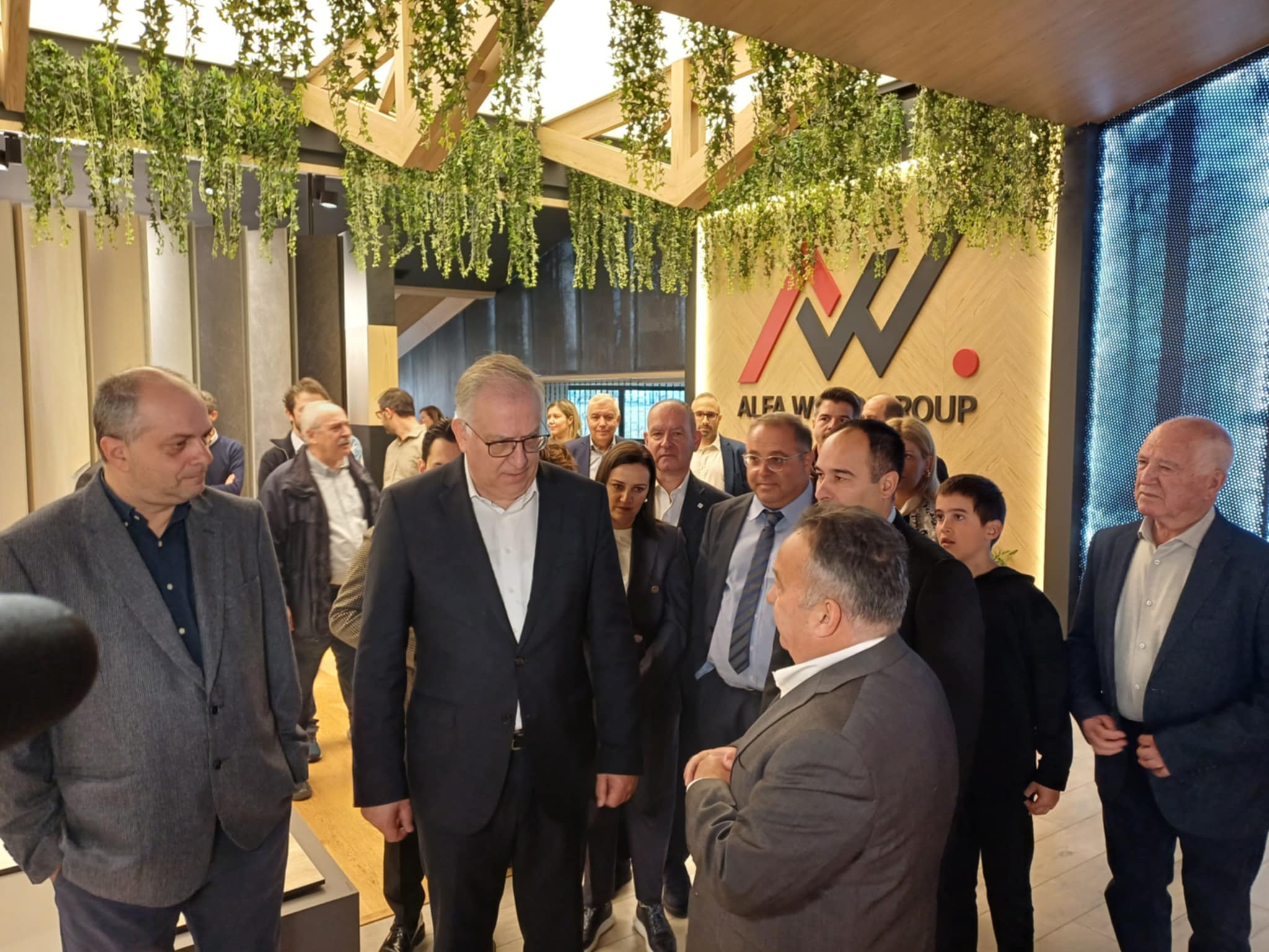 Στις εγκαταστασεις της ALFA WOOD GROUP σήμερα  ο Θεοδωρικάκος παρά το πένθος από το θάνατο της πεθεράς του