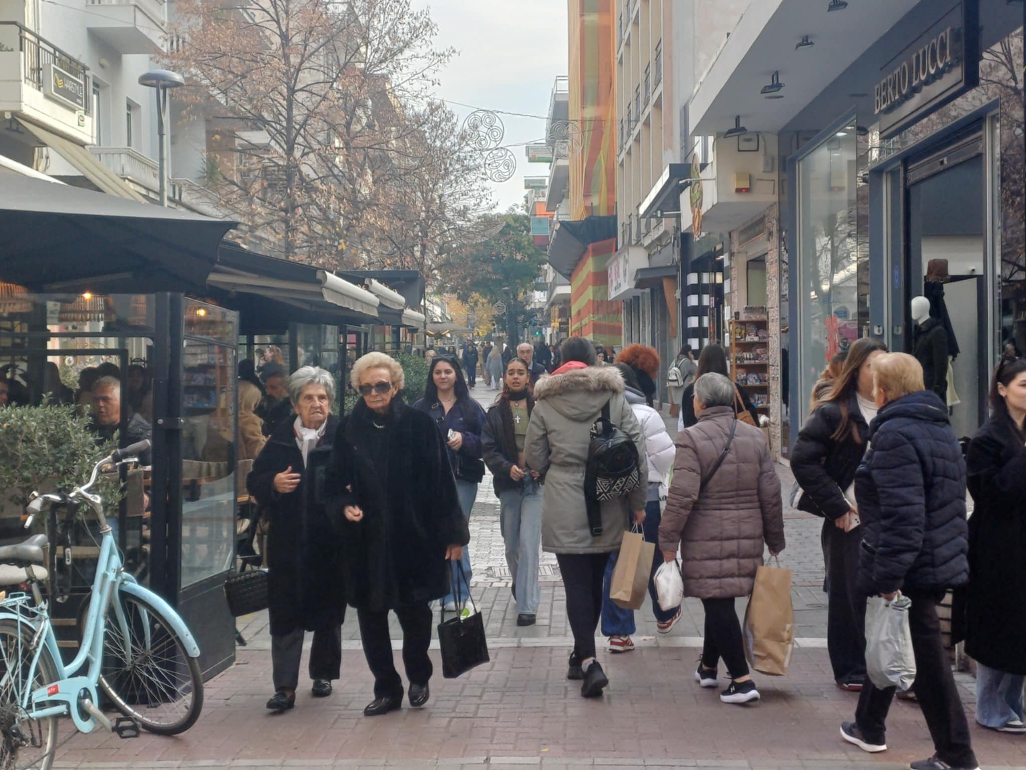 Ξεχύθηκαν στην αγορά για την Black Friday σήμερα,  οι Λαρισαίοι (ΦΩΤΟ)