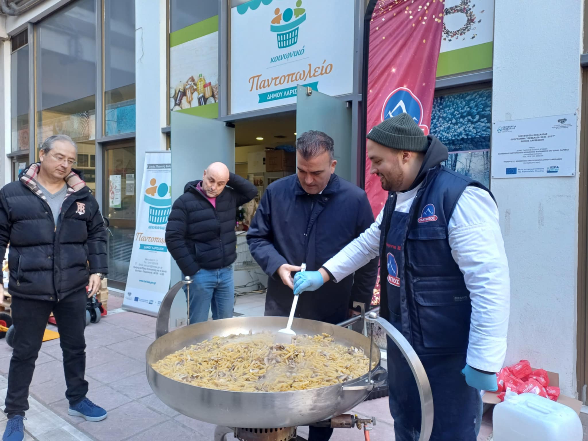 Γεύματα αγάπης σήμερα στο Κοινωνικό Παντοπωλείο Λάρισας από τον σεφ Στάθη Παγκουρέλια (ΦΩΤΟ)