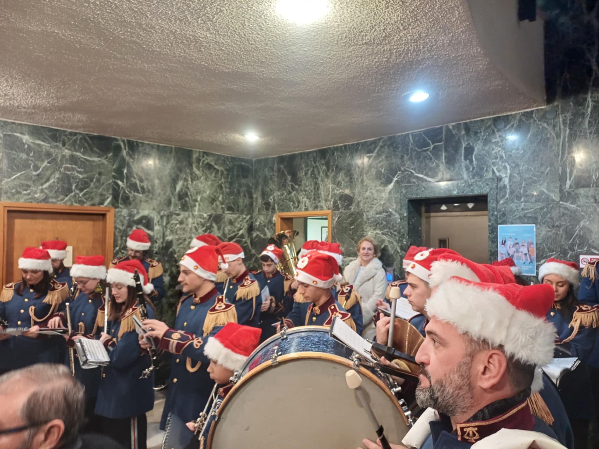 Τα κάλαντα στο... δήμαρχο από τη Φιλαρμονική (ΦΩΤΟ+video)