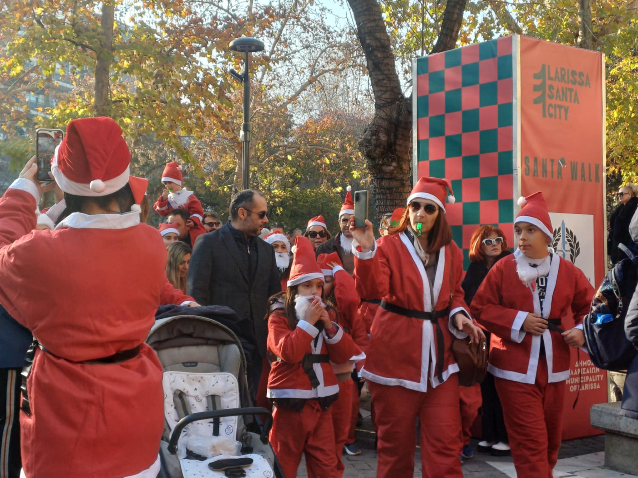 Εκατοντάδες Αϊ Βασίληδες περπάτησαν σήμερα στο κέντρο της Λάρισας για καλό σκοπό (ΦΩΤΟ)