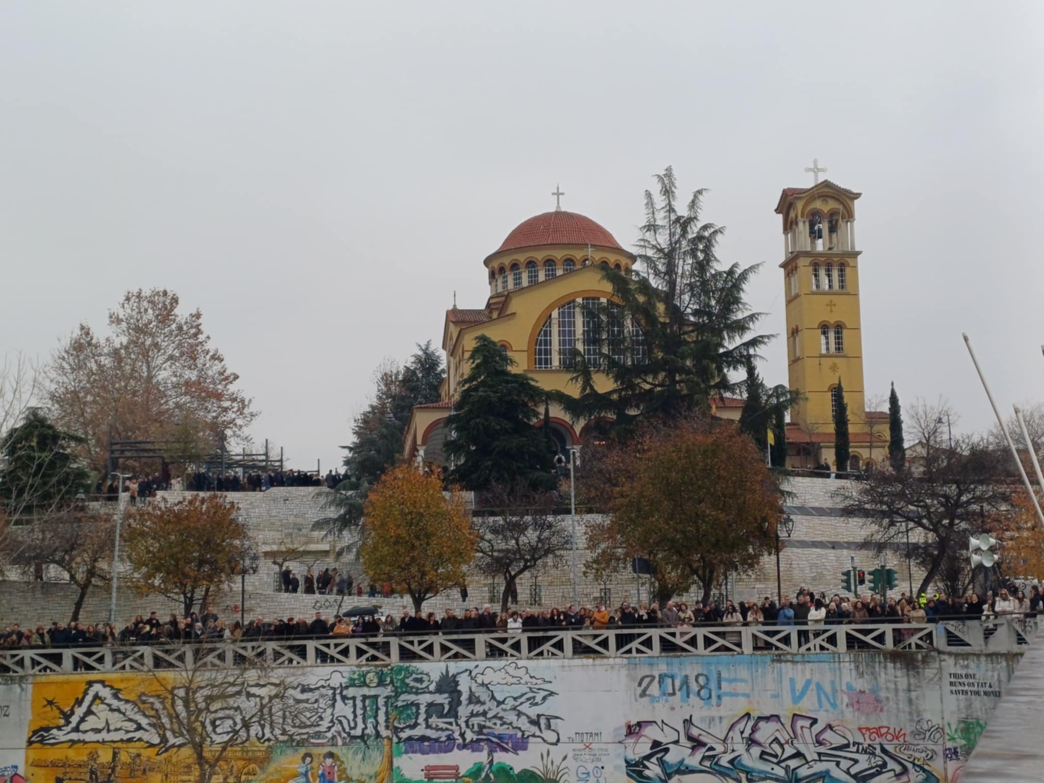 Με λαμπρότητα η λειτουργία των Φώτων - πλήθος πιστών στις όχθες του Πηνειού όπου συνεχίζονται οι έρευνες για τον 39χρονο