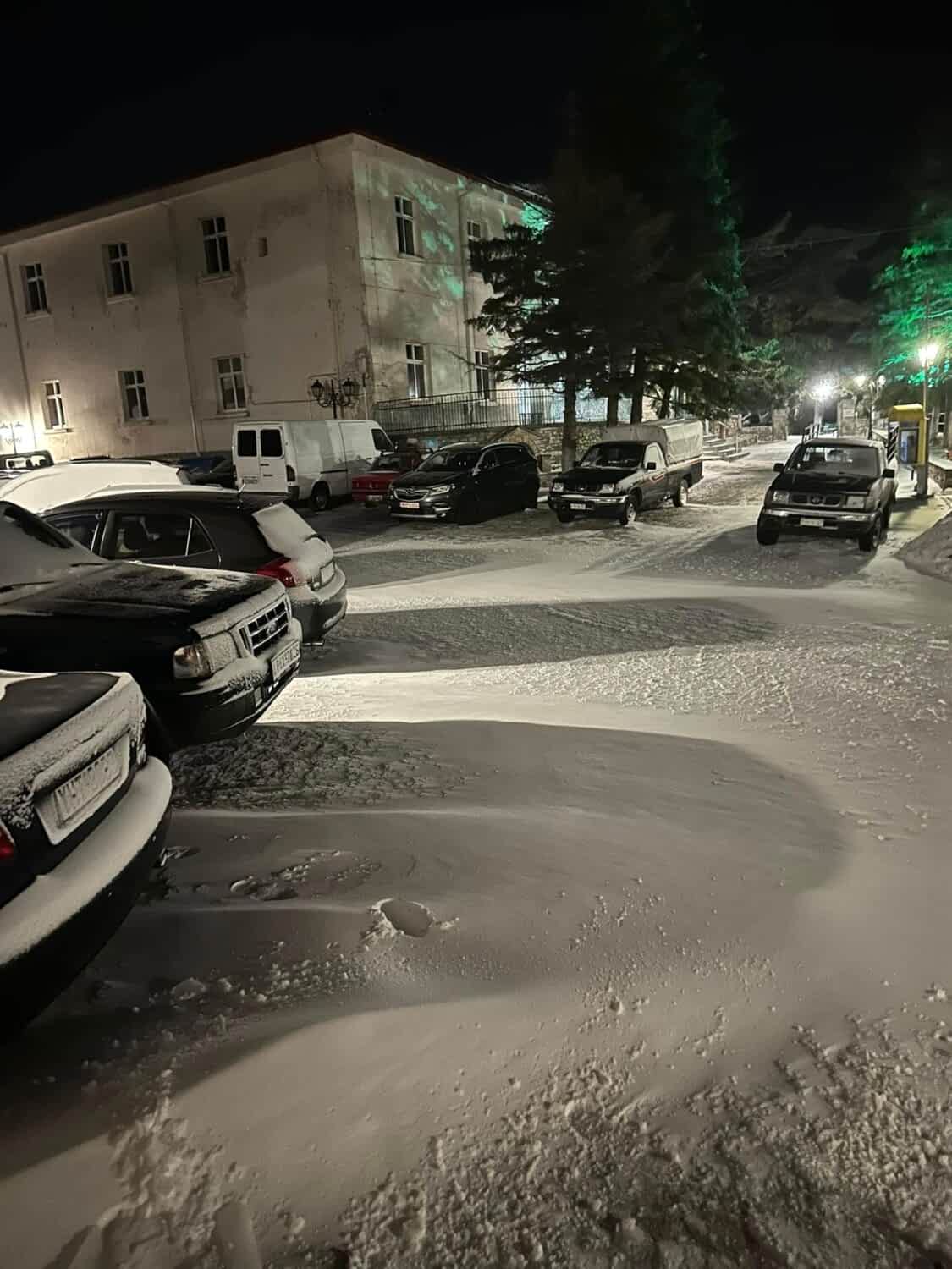 Χιονίζει από χθες βράδυ στα ορεινά της Λάρισας- στους 10 πόντους στη Σπηλιά το έστρωσε στο Λιβάδι (ΔΩΤΟ+video)