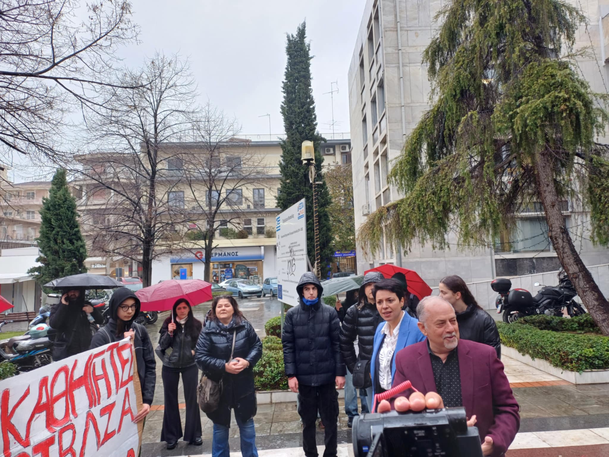 Πορεία διαμαρτυρίας μετά ...μουσικής και υπό βροχή από το Μουσικό Σχολείο Λάρισας (ΦΩΤΟ+video)