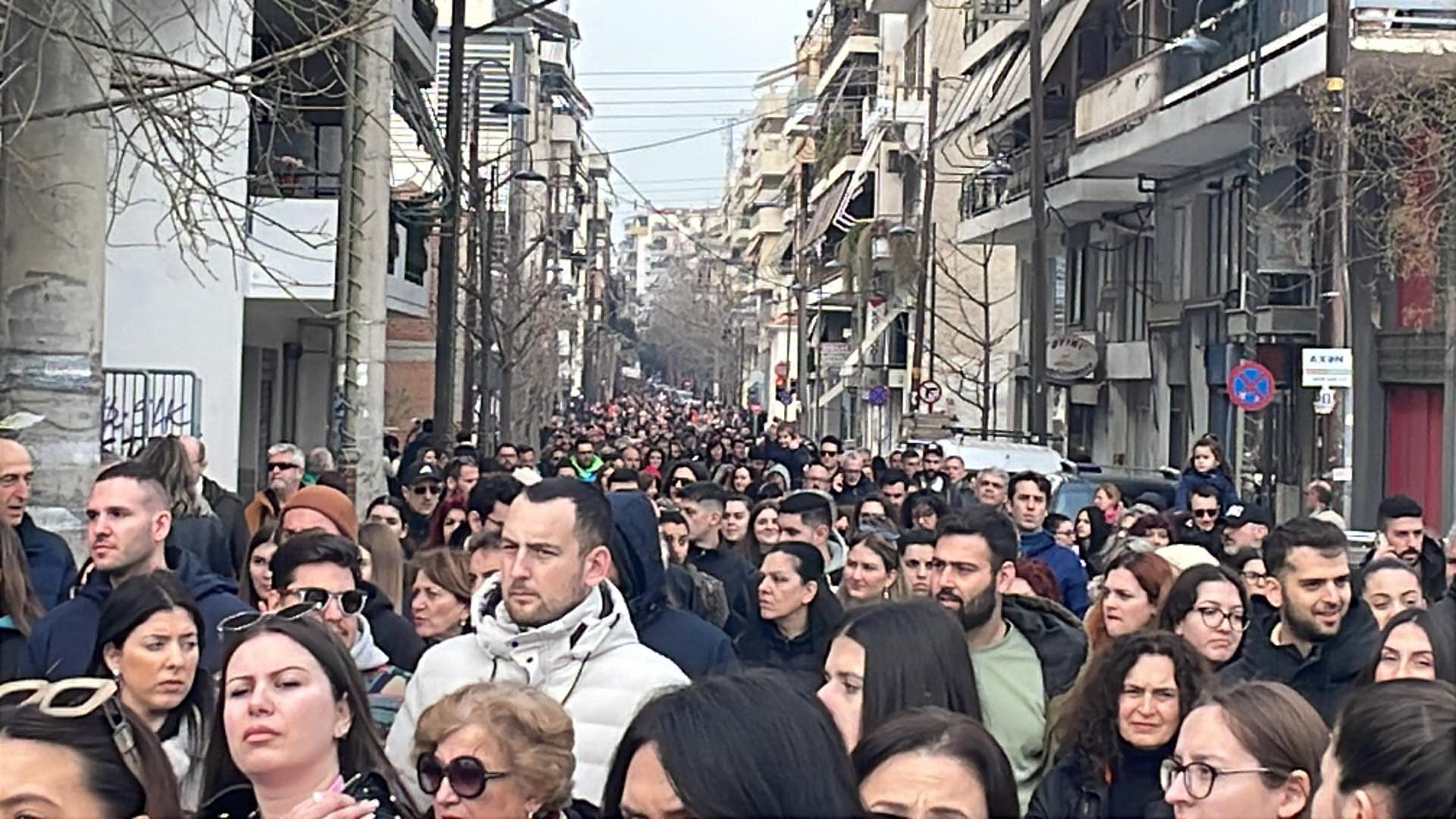 «Δεν έχω οξυγόνο -οχι στη συγκάλυψη» βροντοφ-ώαξαν χιλιάδες διαδηλωτε΄ς στην πορεία προς το σταθμό Λάρισας -ΦΩΤΟ)