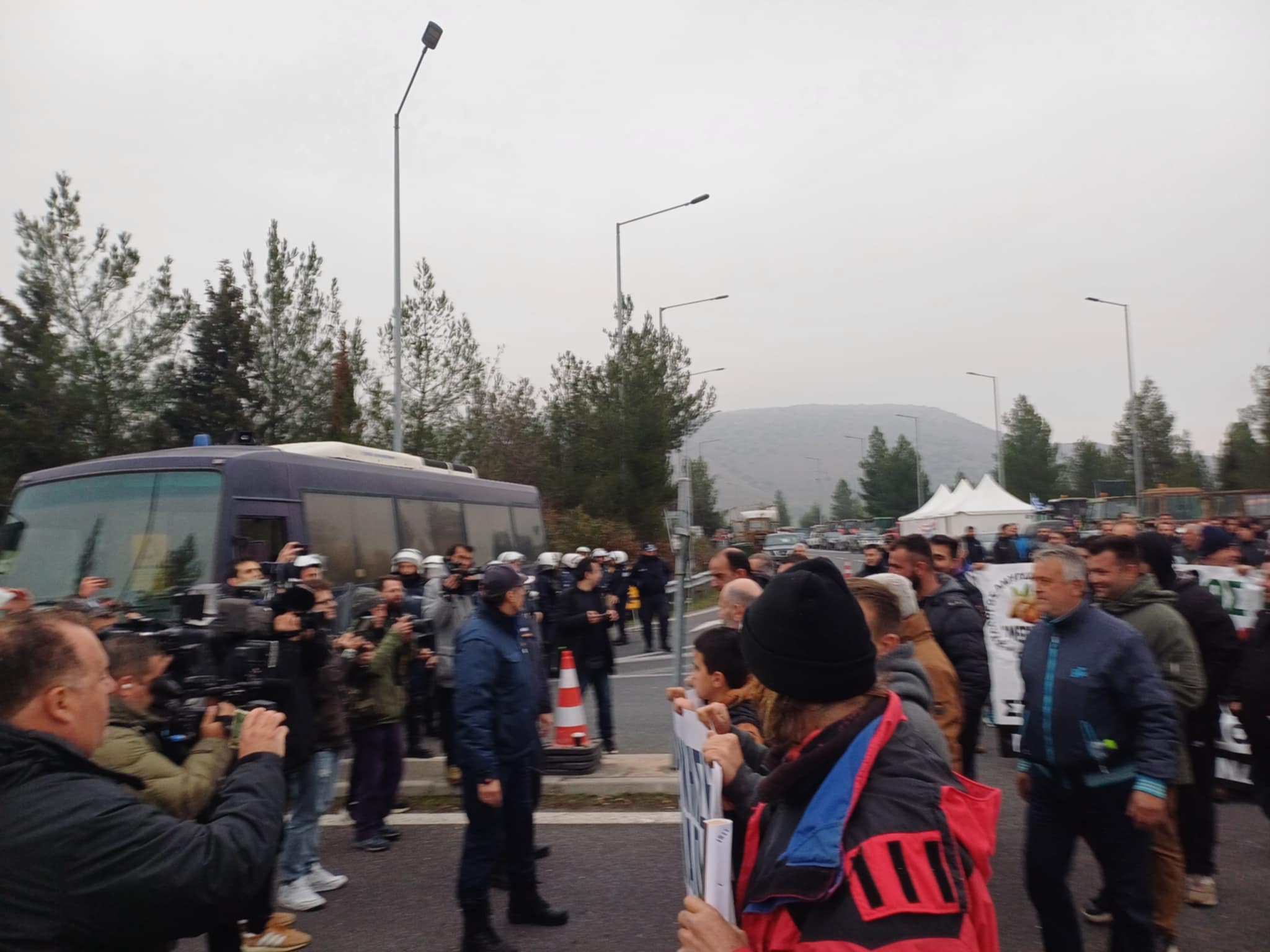 Συμβολικός αποκλεισμός της ΠΑΘΕ στη Γυρτώνη από αγρότες που σκληραίνουν τη στάση τους (ΦΩΤΟ+video)