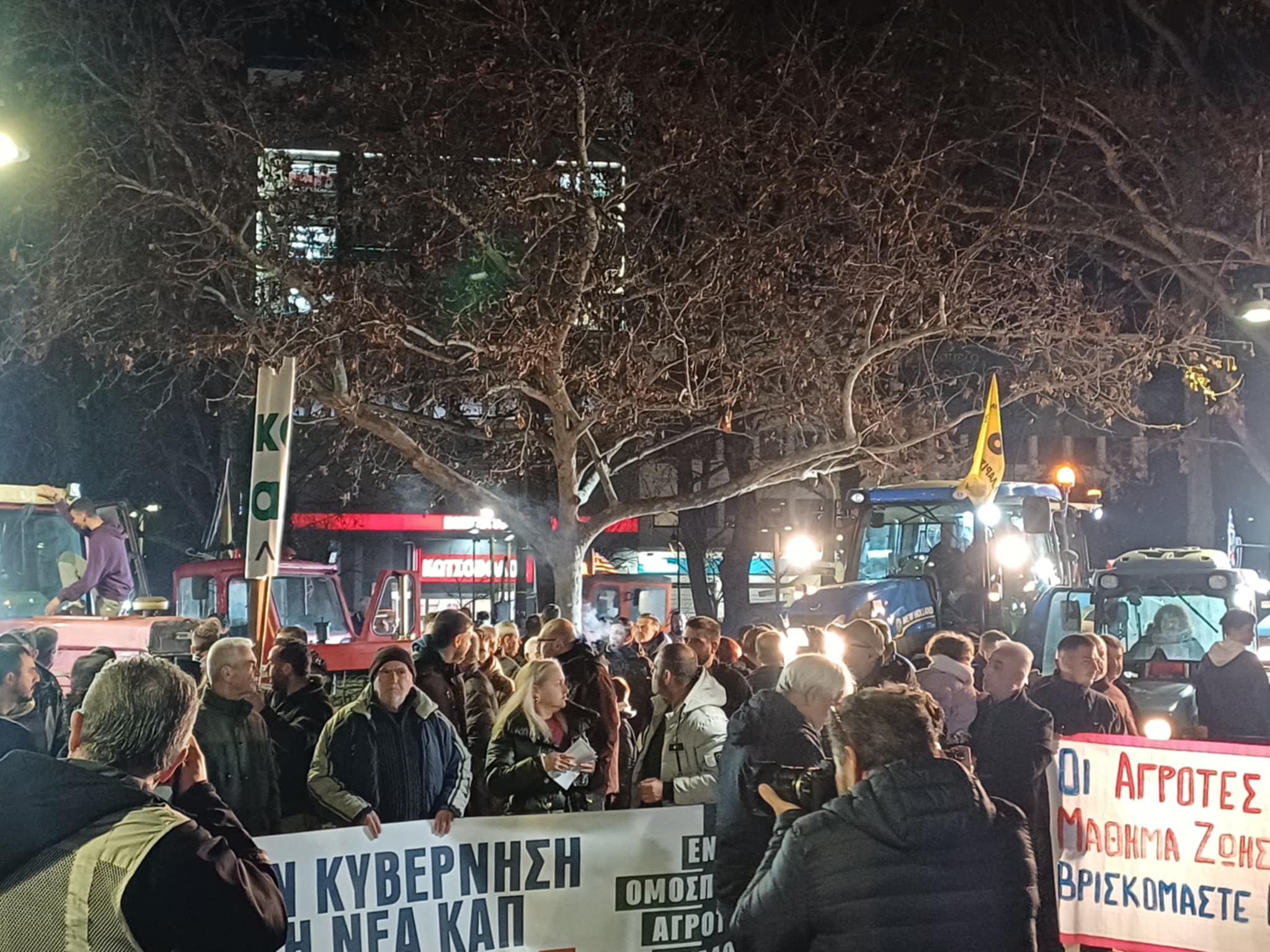 Απόβαση με τα τρακτέρ από το μπλόκο της Γυρτώνης στο κέντρο της Λάρισας (ΦΩΤΟ+video)