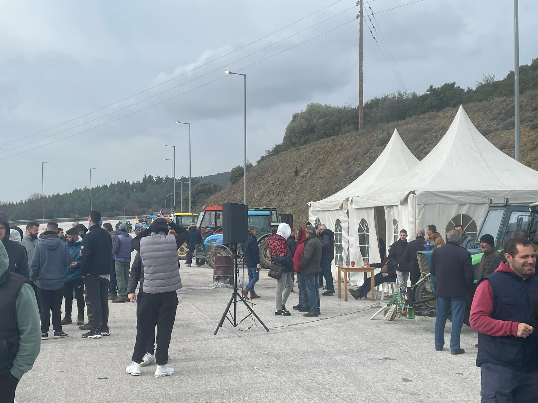 Κινητοποίηση από τους αγρότες της Αγιάς στο Γερακάρι- μοίρασαν μήλα στους οδηγούς (ΦΩΤΟ)