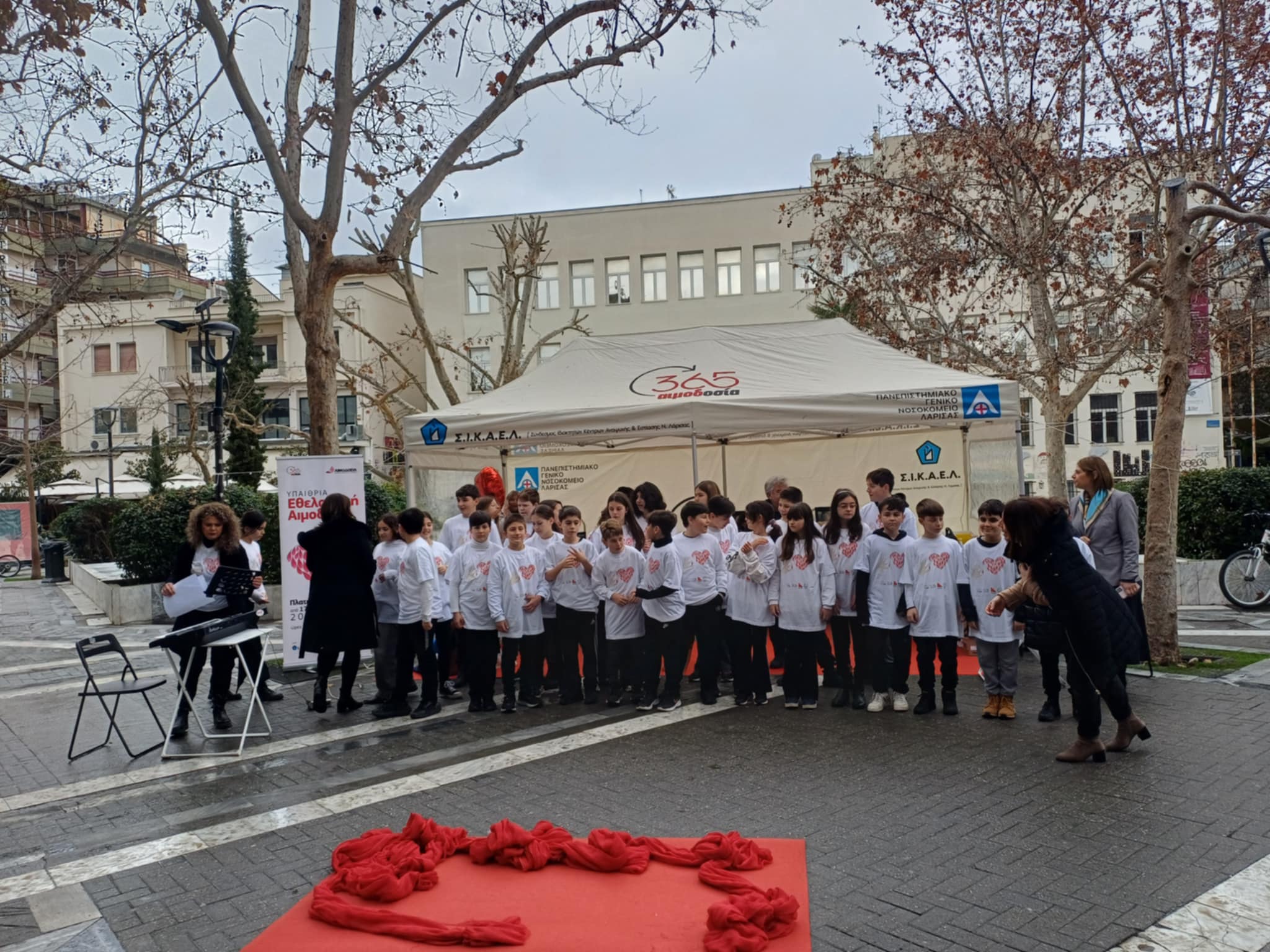 Eθελοντική αιμοδοσία από τους μαθητές του 16ου δημοτικού Λάρισας στην Ταχυδρομείου (ΦΩΤΟ+video)