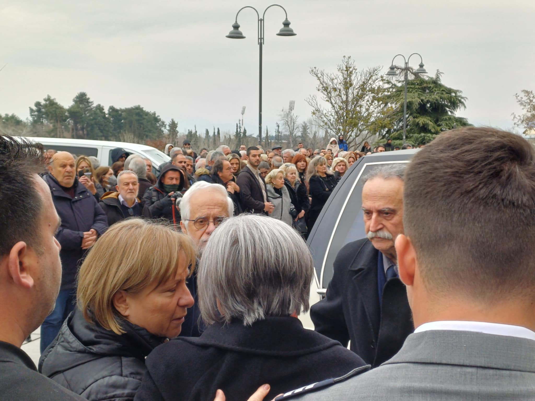 Ρίγος: Πλήθος Λαρισαίοι έψαλλαν το Χριστός Ανέστη στην κδειά του Βασίλη Καλογήρου (ΦΩΤΟ+video)