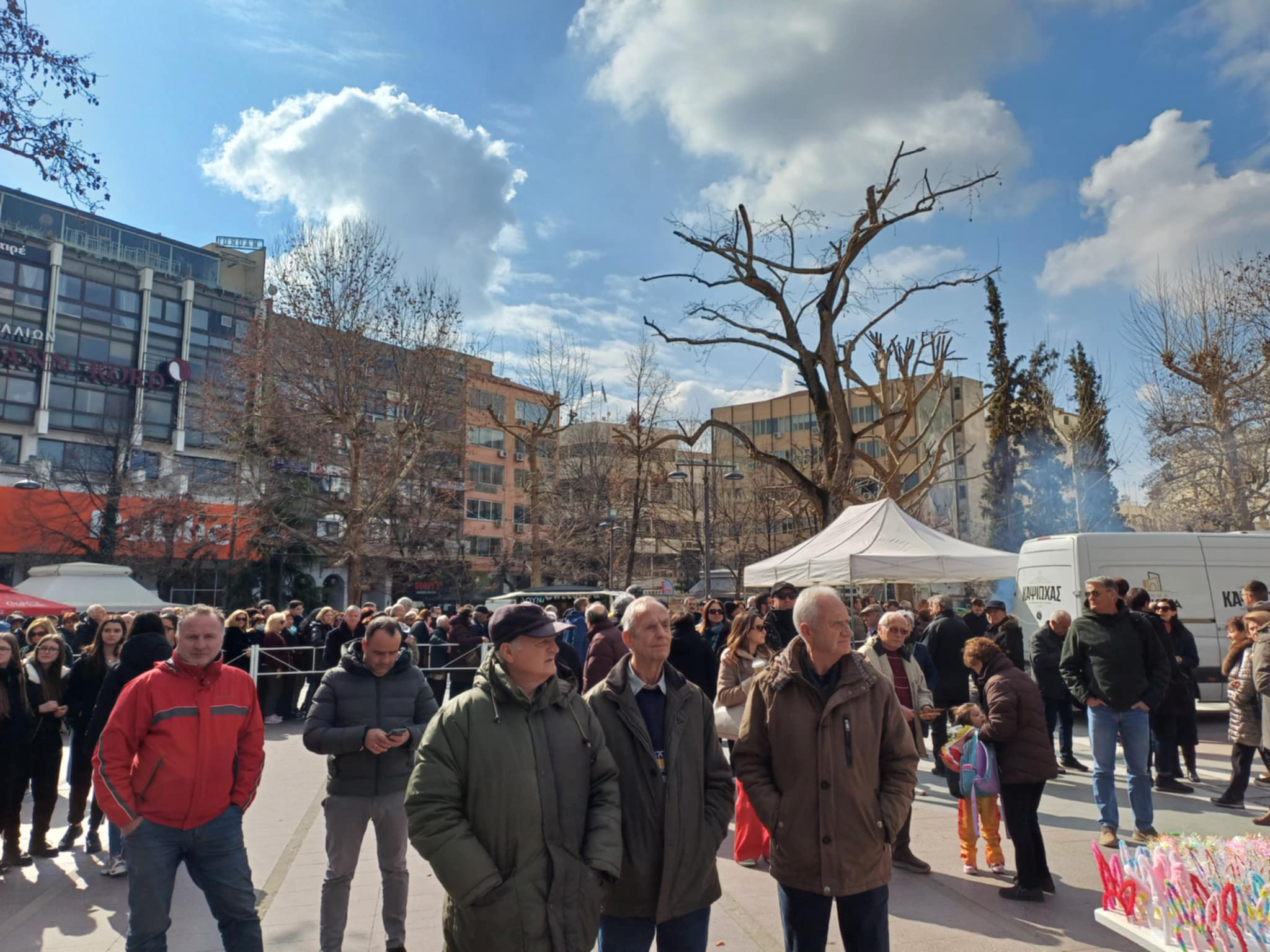 Τσίκνα , χάλκινα και χοροί κυκλωτικοί στην κεντρική πλατεία- άναψε το κέφι )ΦΩΤΟ+video)