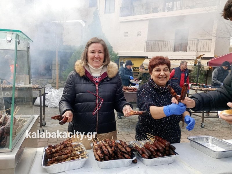 Tσικνοπέμπτη: Η μεγαλύτερη ψησταριά στήθηκε στην Καλαμπάκα -Έψησαν 10.000 σουβλάκια [εικόνες]