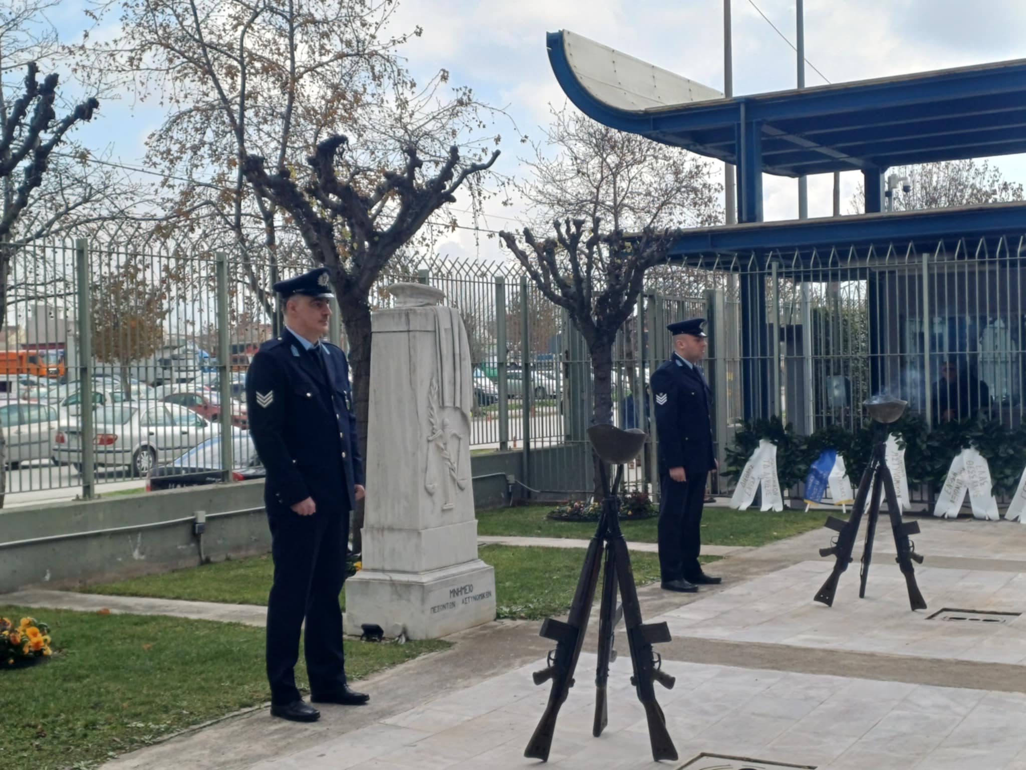 Μνημόσυνο πεσόντων αστυνομικών στη Λάρισα: Τιμή σε όσους «έφυγαν» εν ώρα καθήκοντος