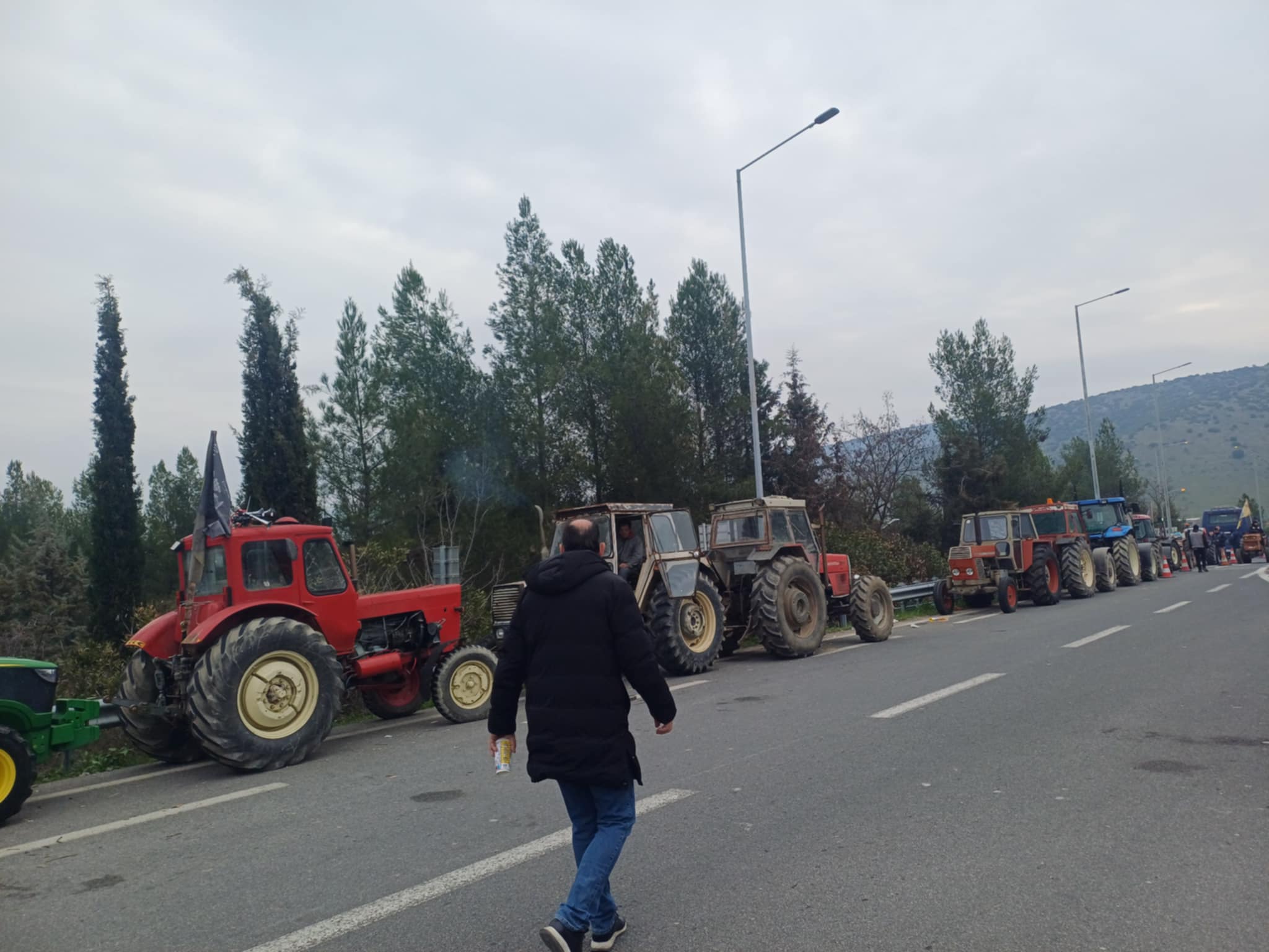 Αποχωρούν από το μπλόκο της Γυρτώνης οι αγρότες και δίνουν ραντεβού την Παρασκευή για τα Τέμπη (ΦΩΤΟ+video)