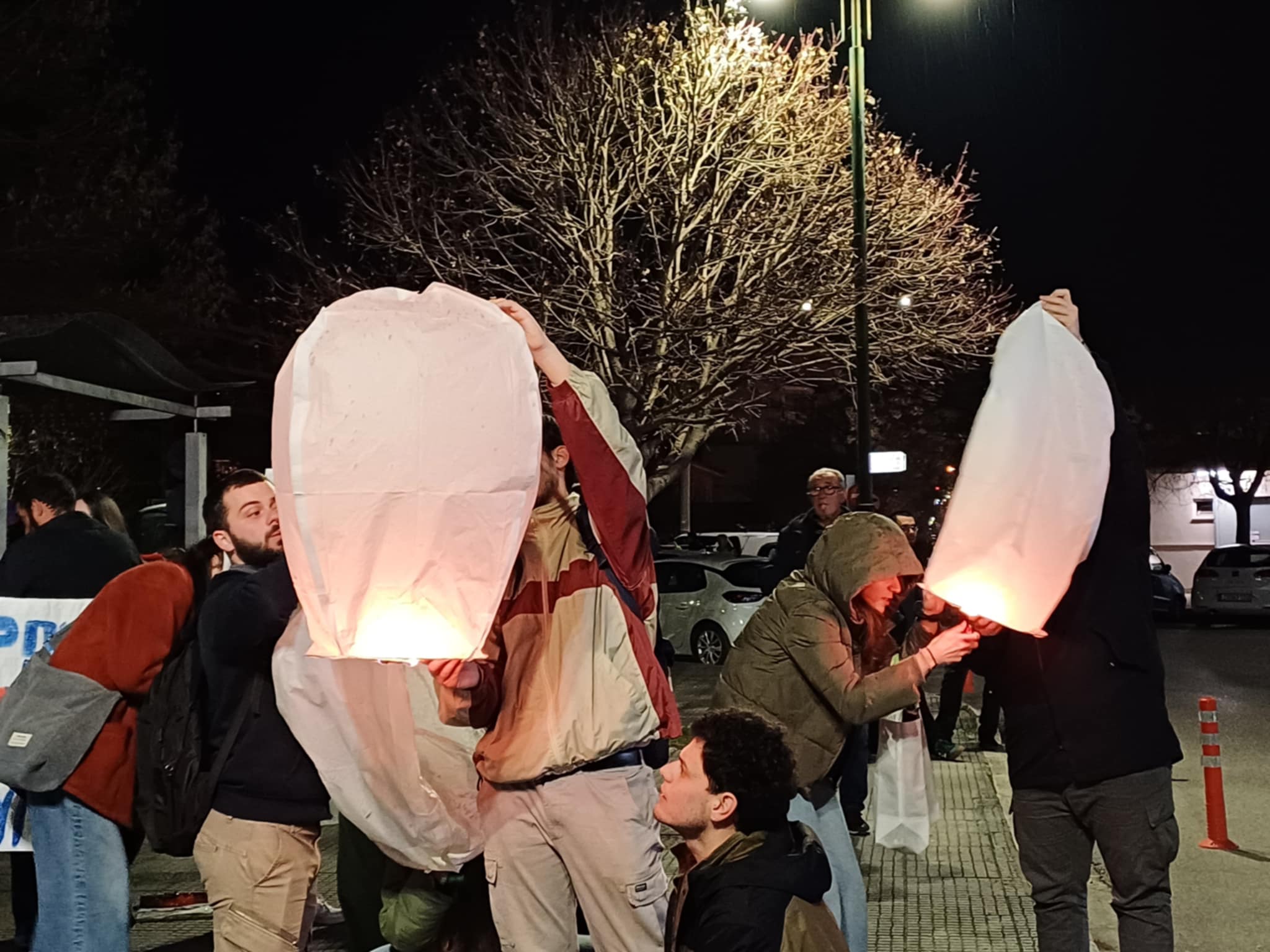 «Το έγκλημα στα Τέμπη δεν θα συγκαλυφθεί» φώναξαν φοιτητές της Λάρισας στην πλατεία ΟΣΕ-στον ουρανό 57 φαναράκια (ΦΩΤΟ+video)