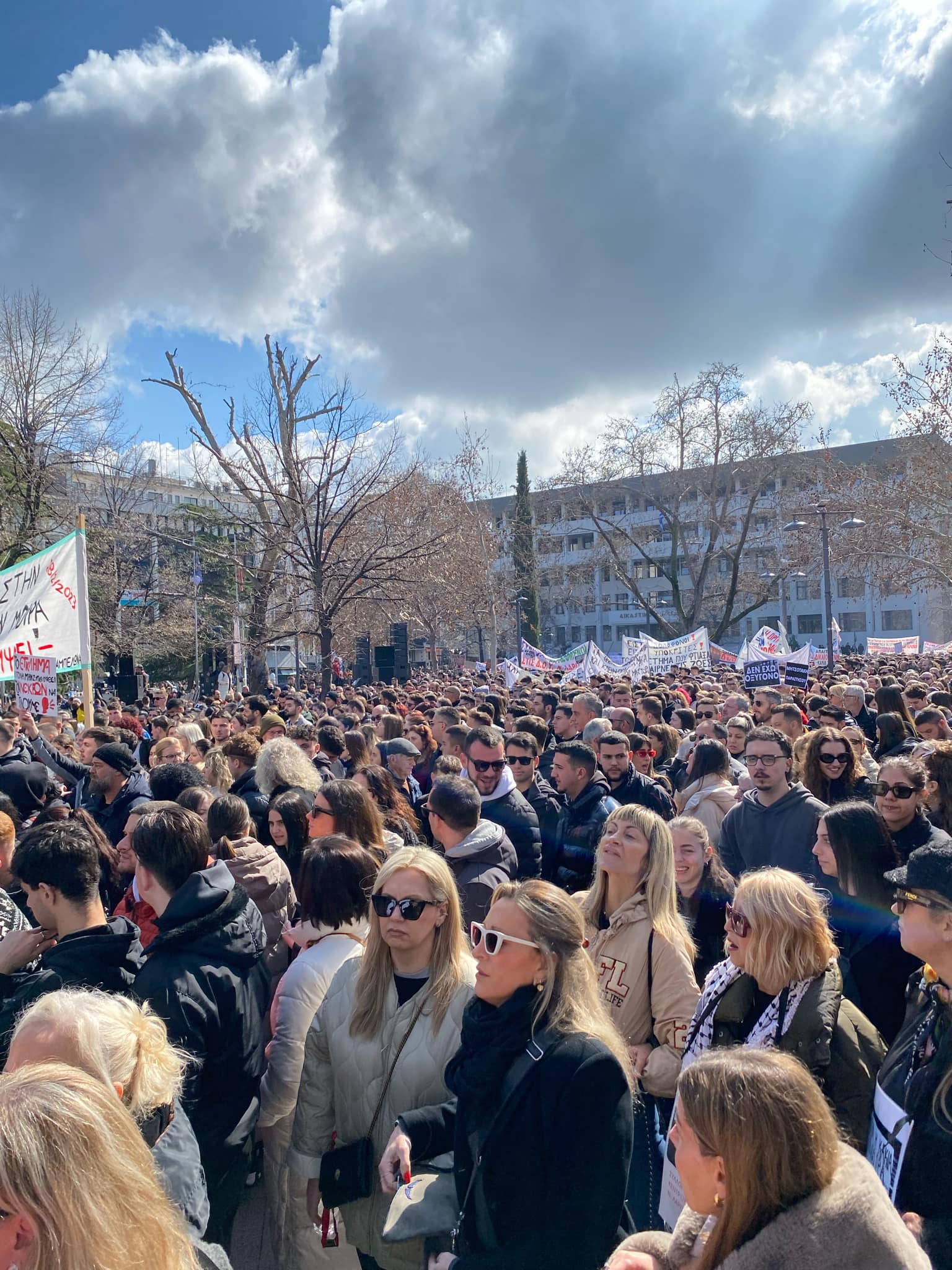 Στον Στα=θμό κατέληξε η μεγαλειώδης πορεία στη Λάρισα- απίστευτος αριθμός διαδηλωτών (ΦΩΤΟ+video)