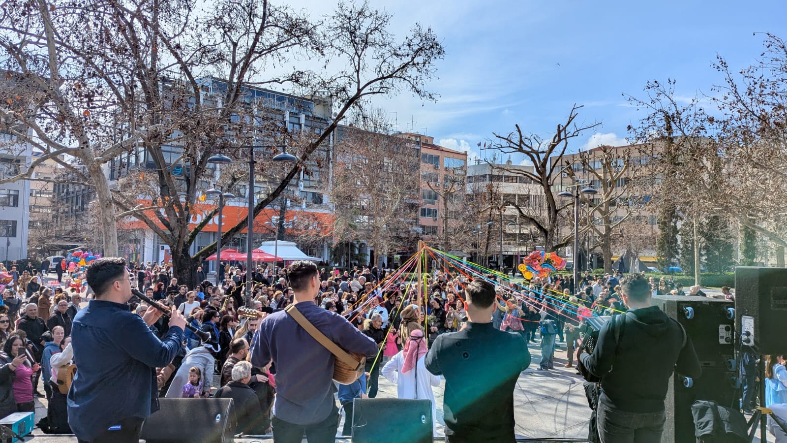 Κορυφώνονται οι εκδηλώσεις «Αποκριάς Δρώμενα » την Καθαρά Δευτέρα - Με μουσική, χορό και φωτιές τήρησαν τα έθιμα οι Λαρισαίοι