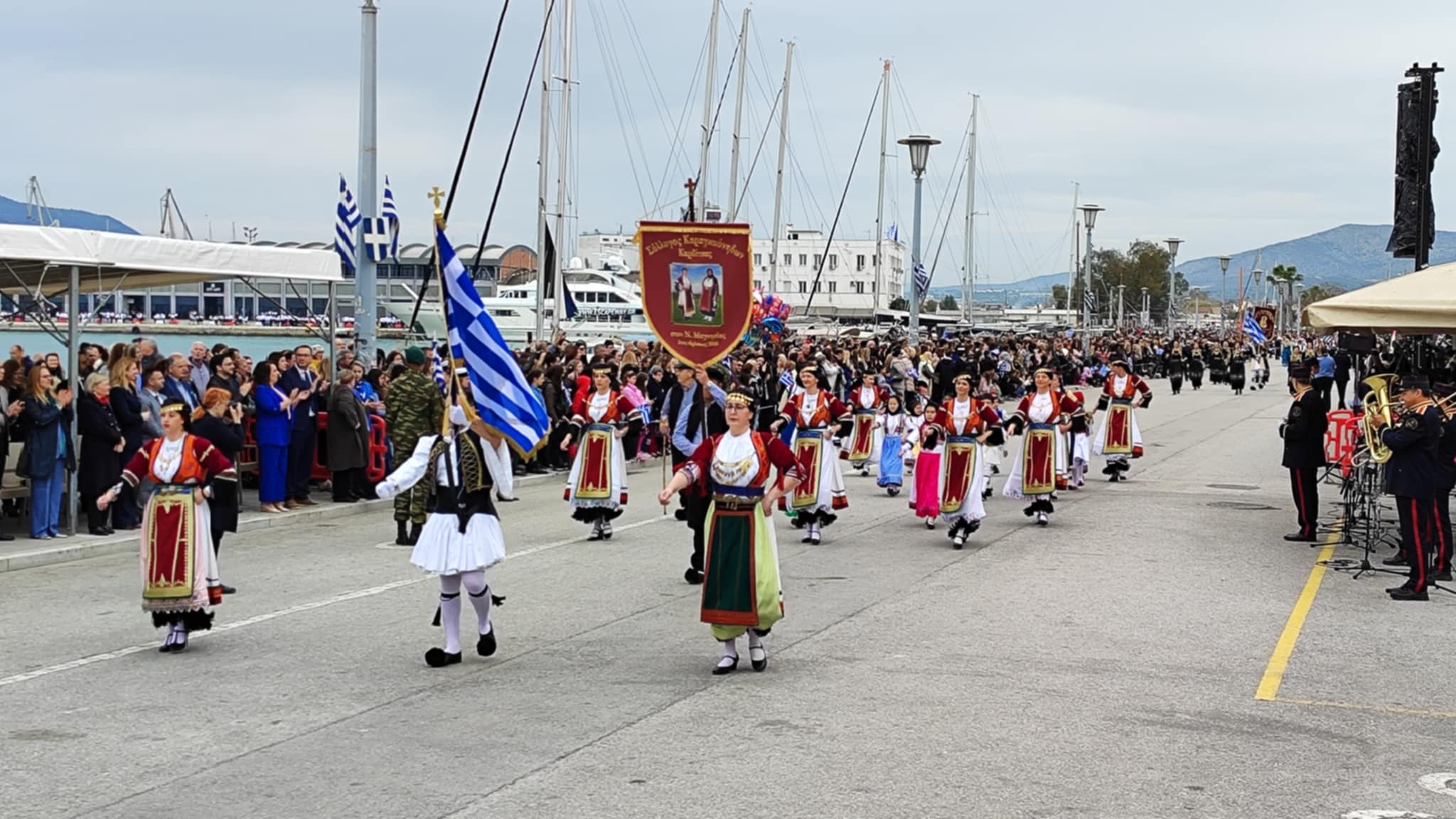 Πλήθος κόσμου στην παραλία του Βόλου για την παρέλαση (ΦΩΤΟ)