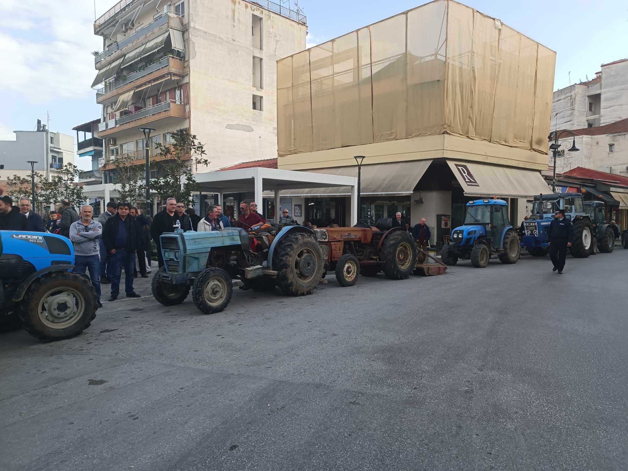 Τα τρακτερ βούλιαξαν την π[λατεία του Τυρνάβου (ΦΩΤΟ)