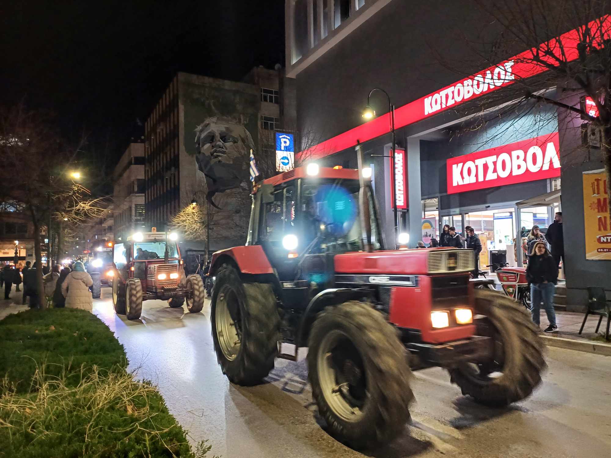 Κατέκλυσαν την πλατεία της Λάρισας δεκάδες τρακτερ- μεγάλο αγροτικό συλαλλητήριο (ΦΩΤΟΠ+video)